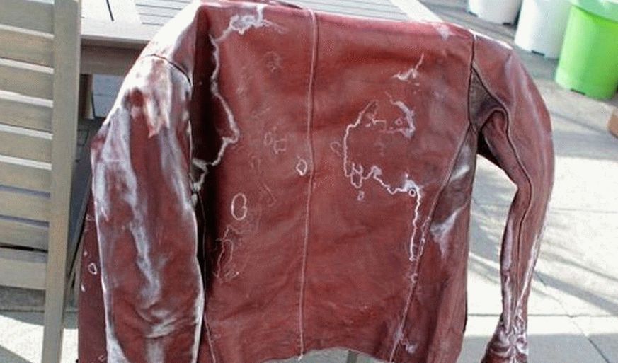 Можно ли стирать кожаную куртку в машине. Кожаная куртка после стирки. Изделия из стираной кожи. Мокрая кожа куртка. Кожаная куртка стиранная.